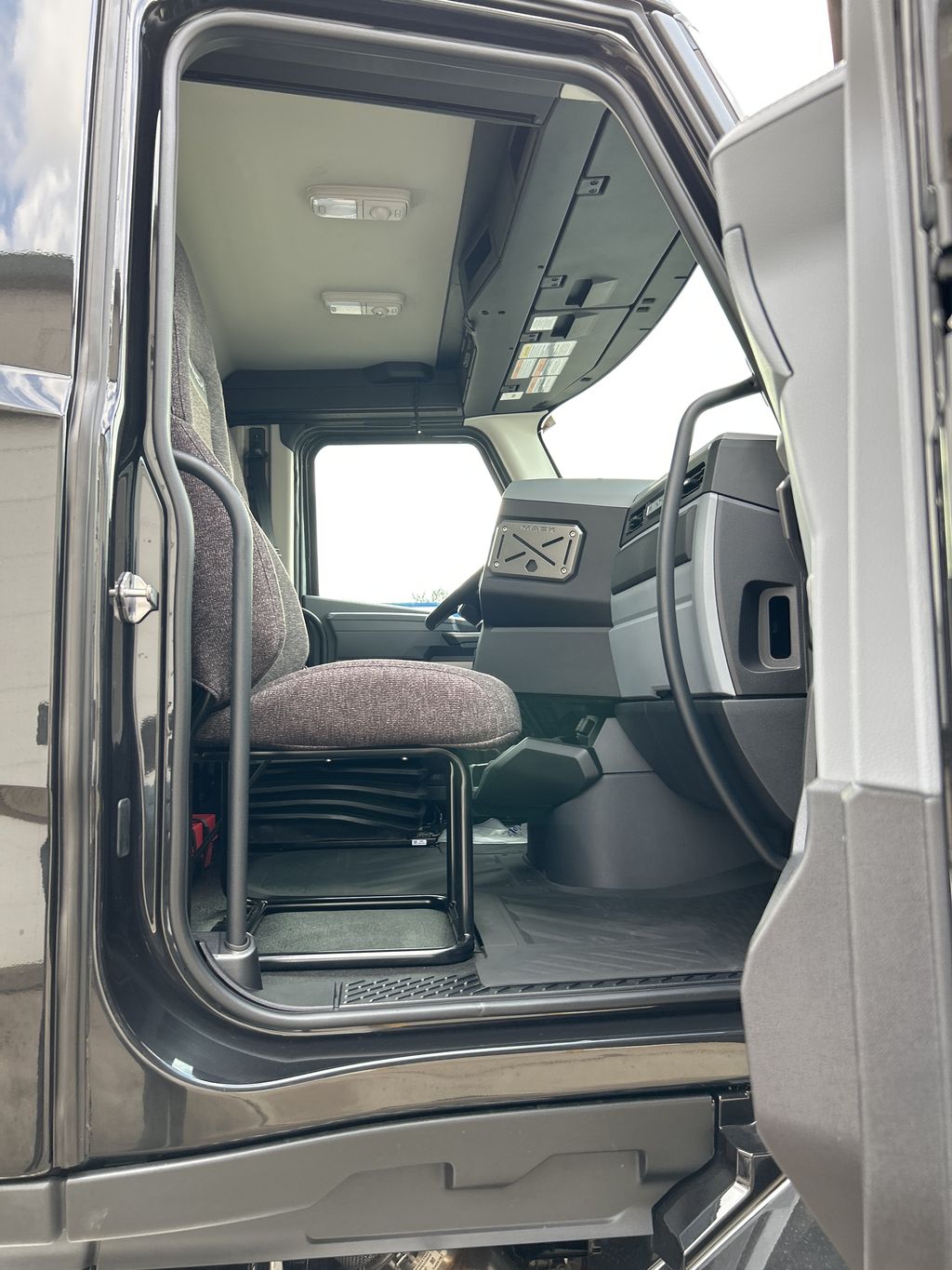 Slide images of 2027 MACK ANTHEM GEN2 64T