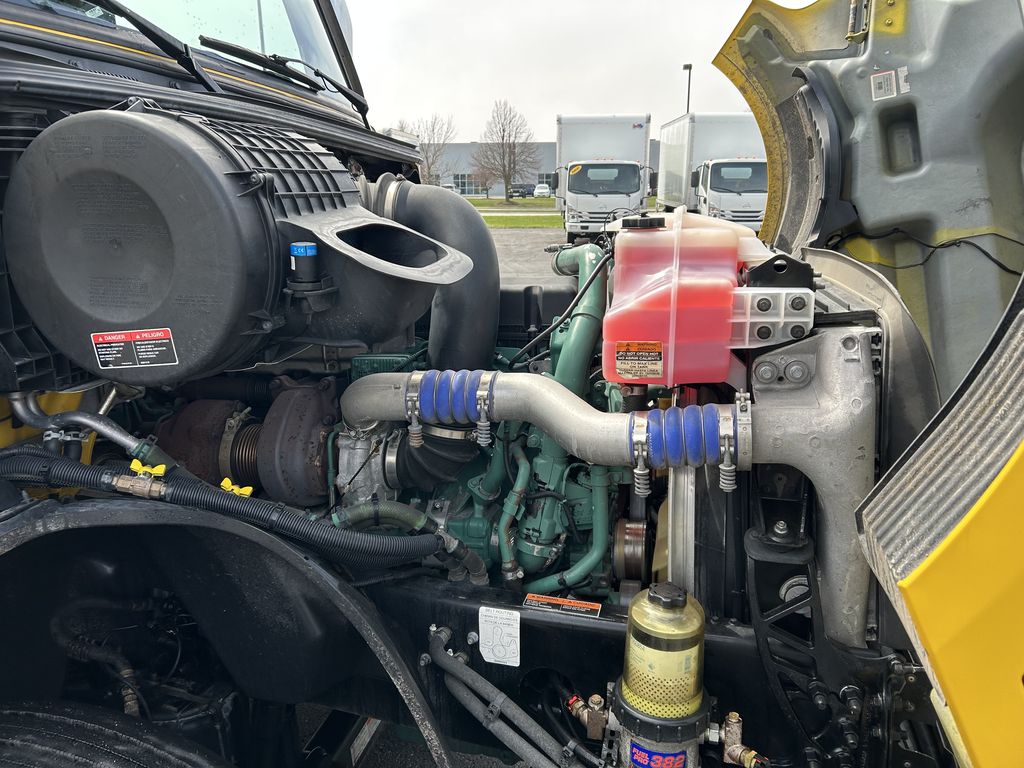 Slide images of 2022 VOLVO VNL64T760