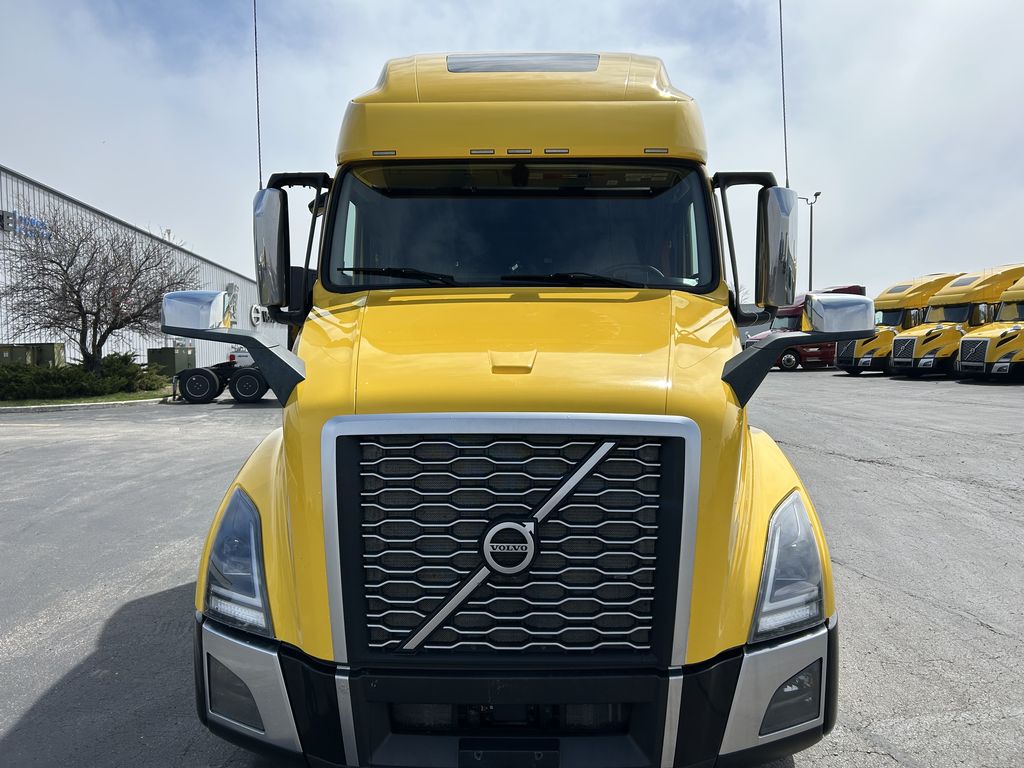 Slide images of 2022 VOLVO VNL64T760