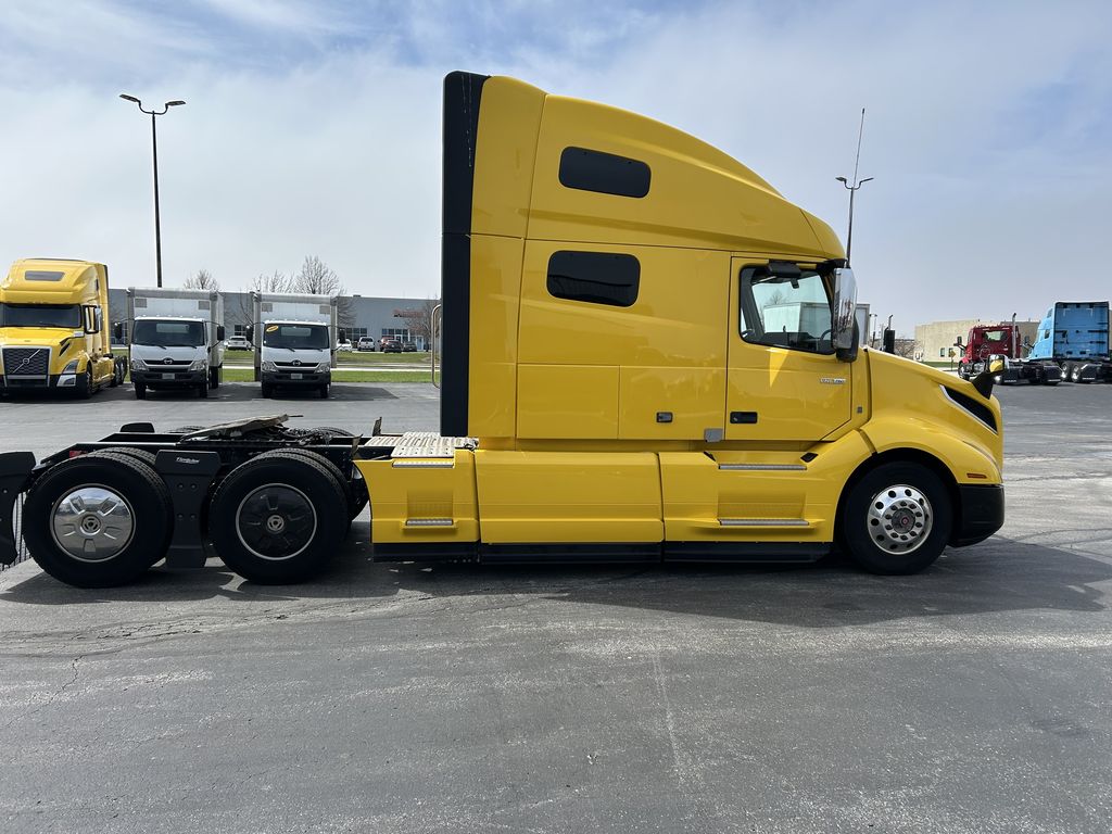 Slide images of 2022 VOLVO VNL64T760