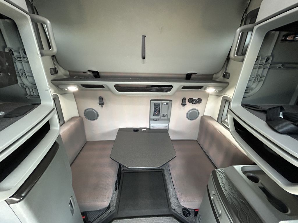 Slide images of 2022 VOLVO VNL64T760