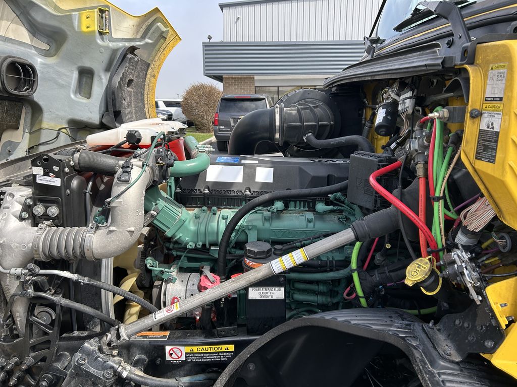 Slide images of 2022 VOLVO VNL64T760