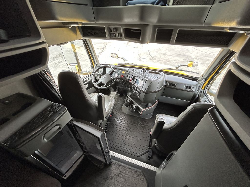 Slide images of 2022 VOLVO VNL64T760
