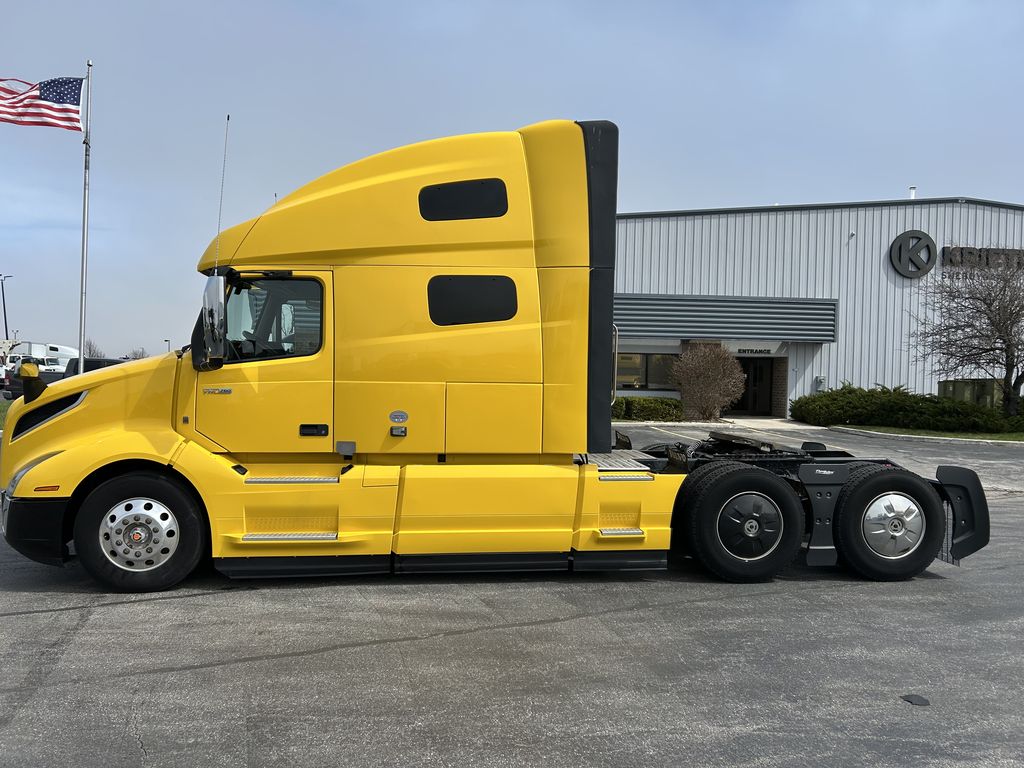 Slide images of 2022 VOLVO VNL64T760