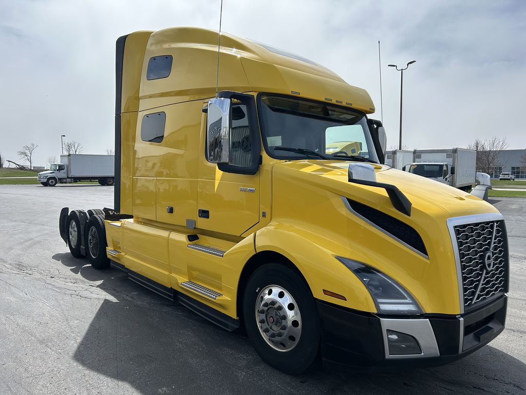 Slide images of 2022 VOLVO VNL64T760