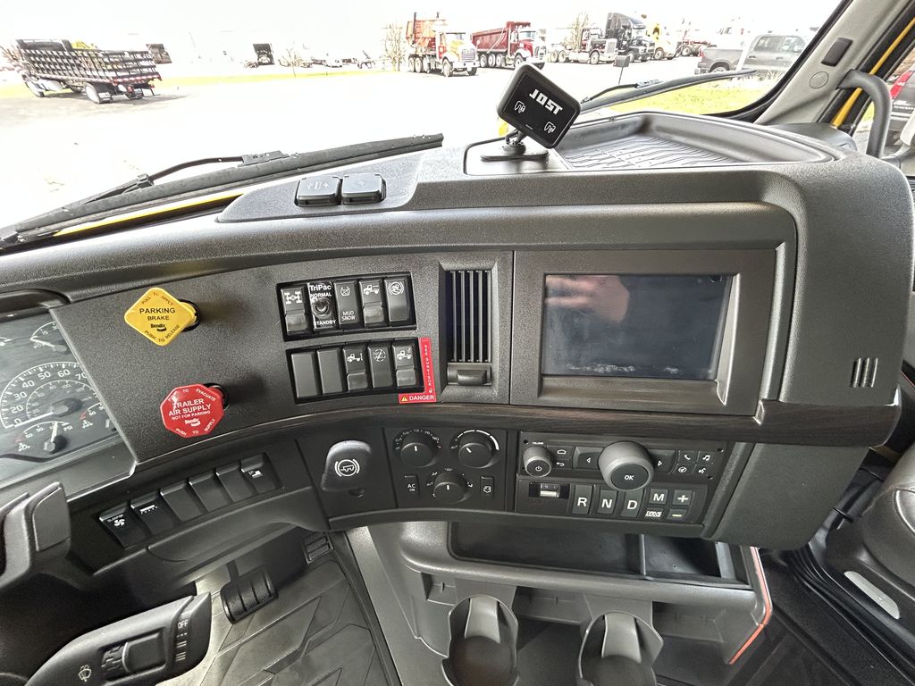 Slide images of 2022 VOLVO VNL64T760