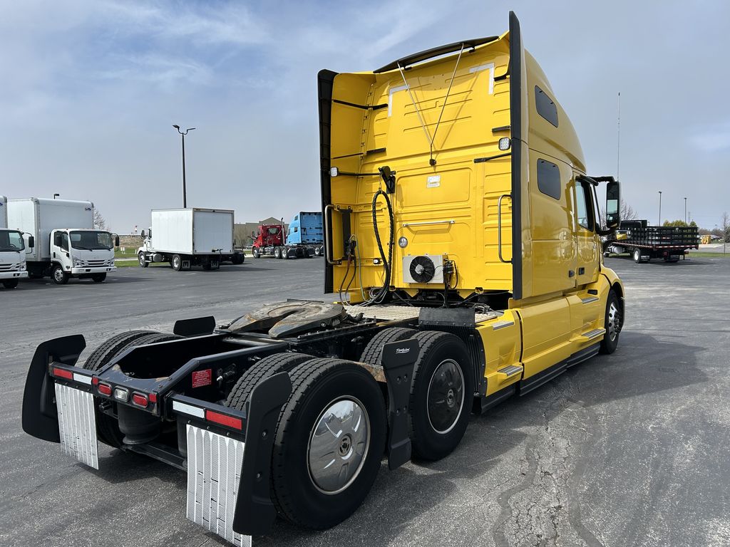 Slide images of 2022 VOLVO VNL64T760