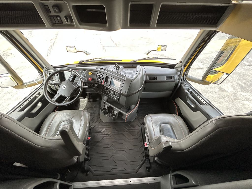 Slide images of 2022 VOLVO VNL64T760