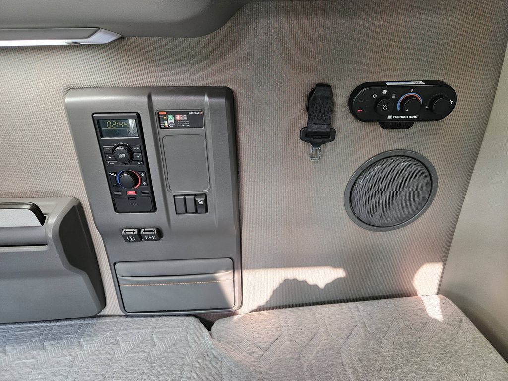 Slide images of 2023 VOLVO VNL64T760