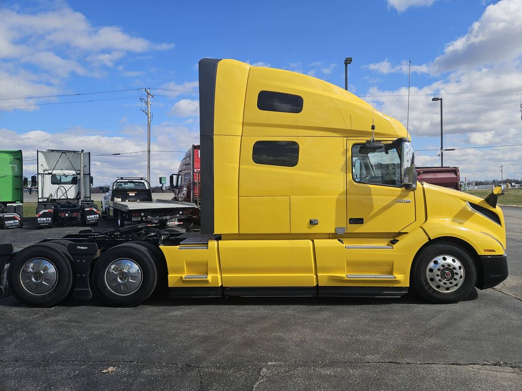 Slide images of 2023 VOLVO VNL64T760