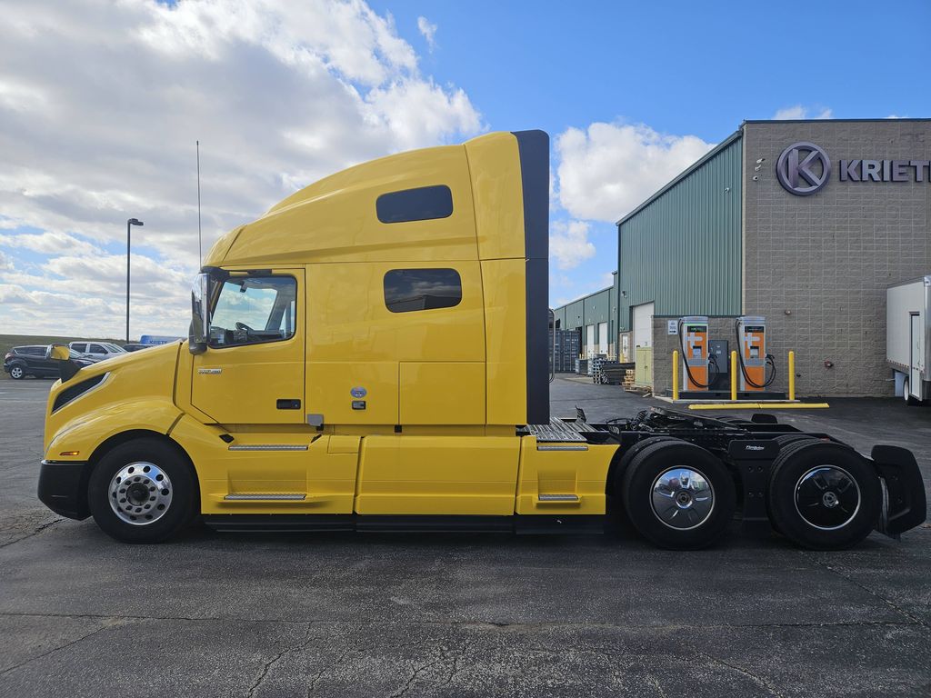 Slide images of 2023 VOLVO VNL64T760