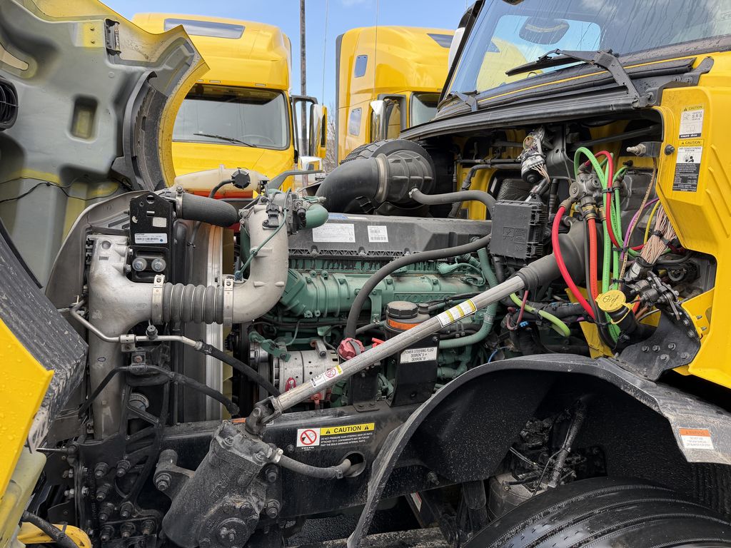 Slide images of 2023 VOLVO VNL64T760