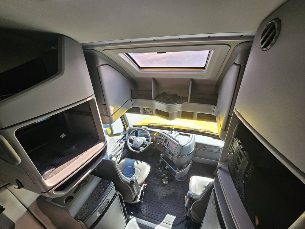 Slide images of 2023 VOLVO VNL64T760