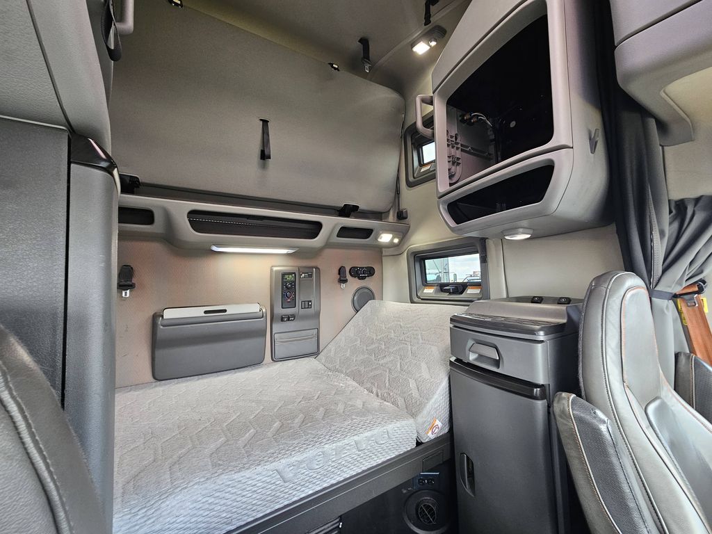 Slide images of 2023 VOLVO VNL64T760