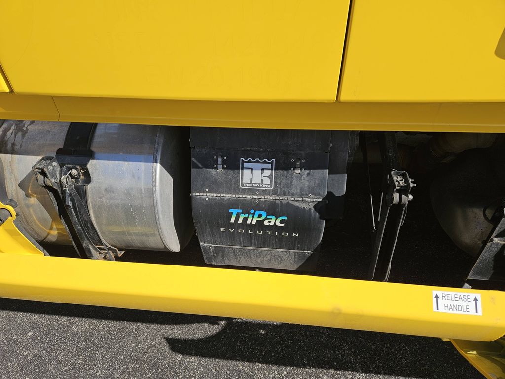 Slide images of 2023 VOLVO VNL64T760