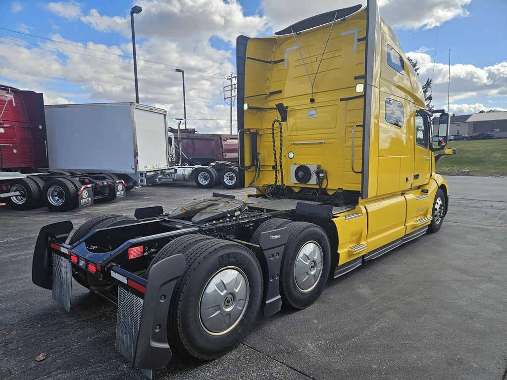 Slide images of 2023 VOLVO VNL64T760