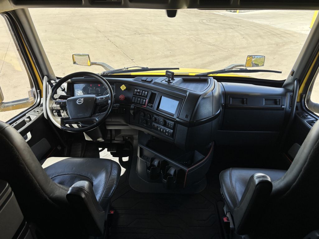 Slide images of 2023 VOLVO VNL64T760