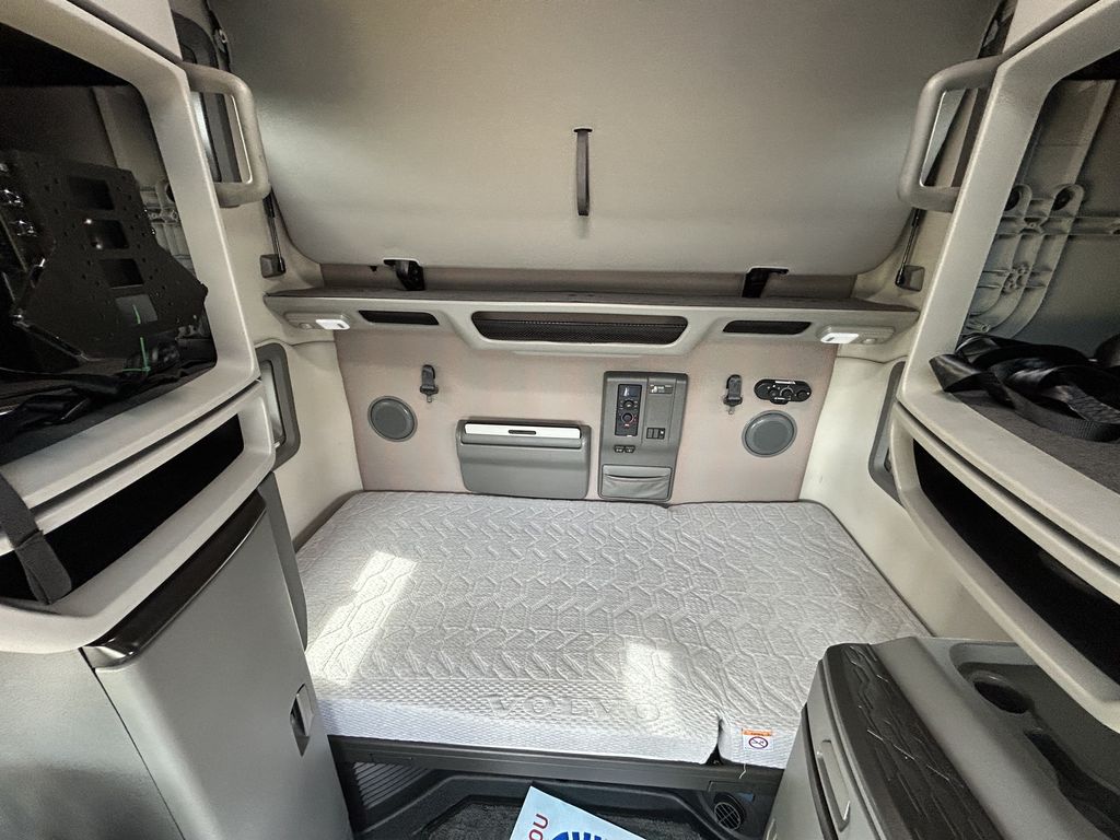Slide images of 2023 VOLVO VNL64T760