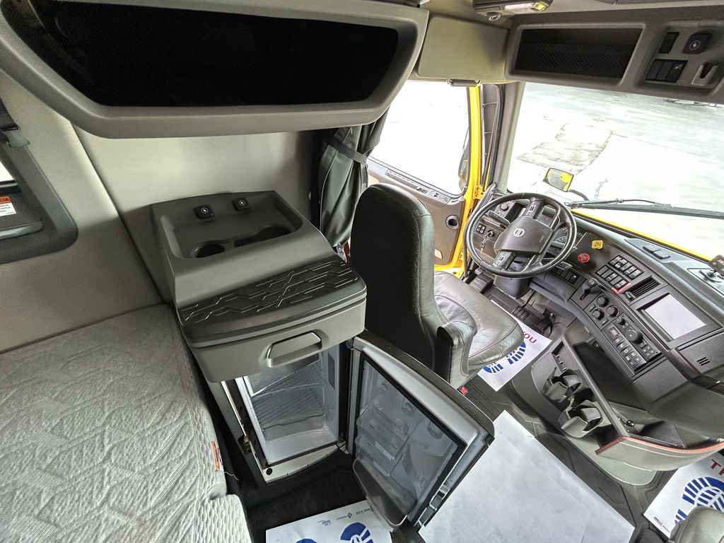 Slide images of 2023 VOLVO VNL64T760