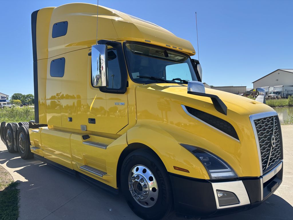 Slide images of 2023 VOLVO VNL64T760