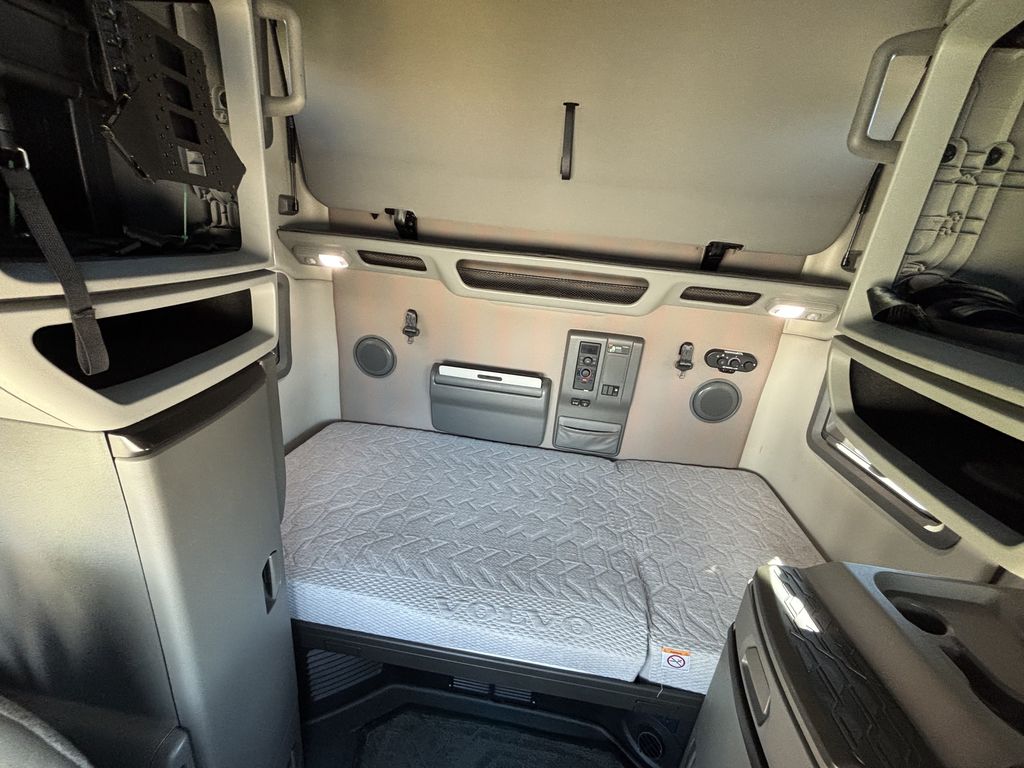 Slide images of 2023 VOLVO VNL64T760
