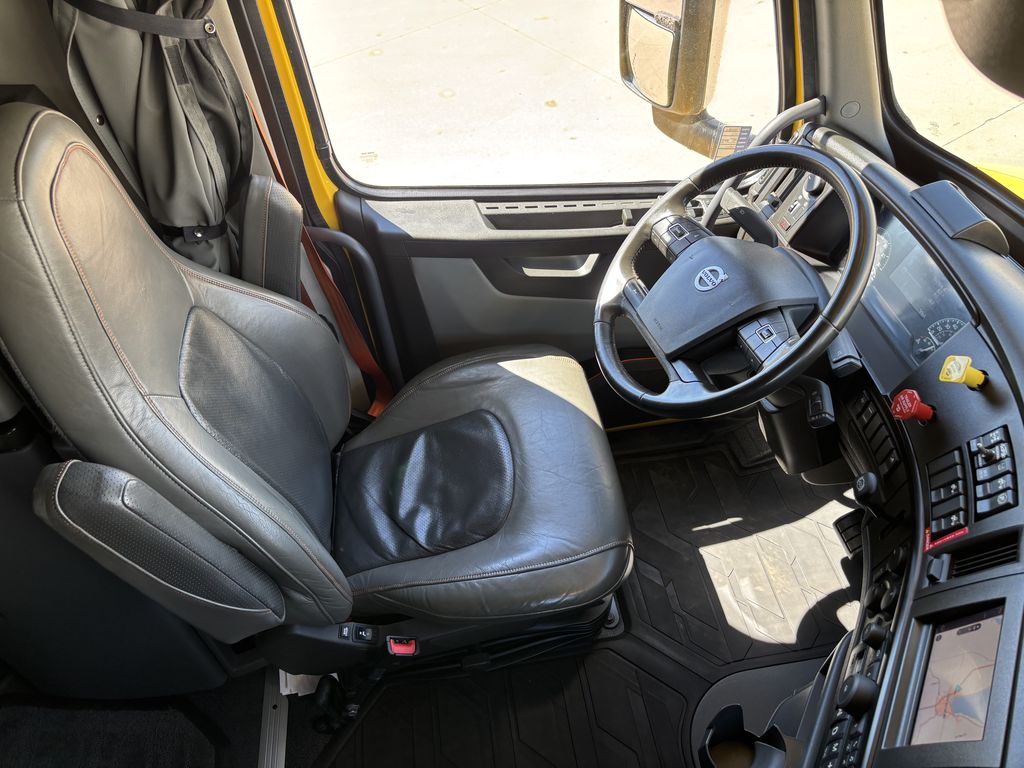 Slide images of 2023 VOLVO VNL64T760