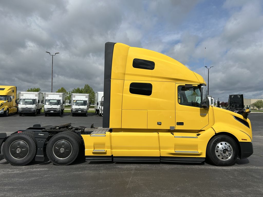 Slide images of 2023 VOLVO VNL64T760