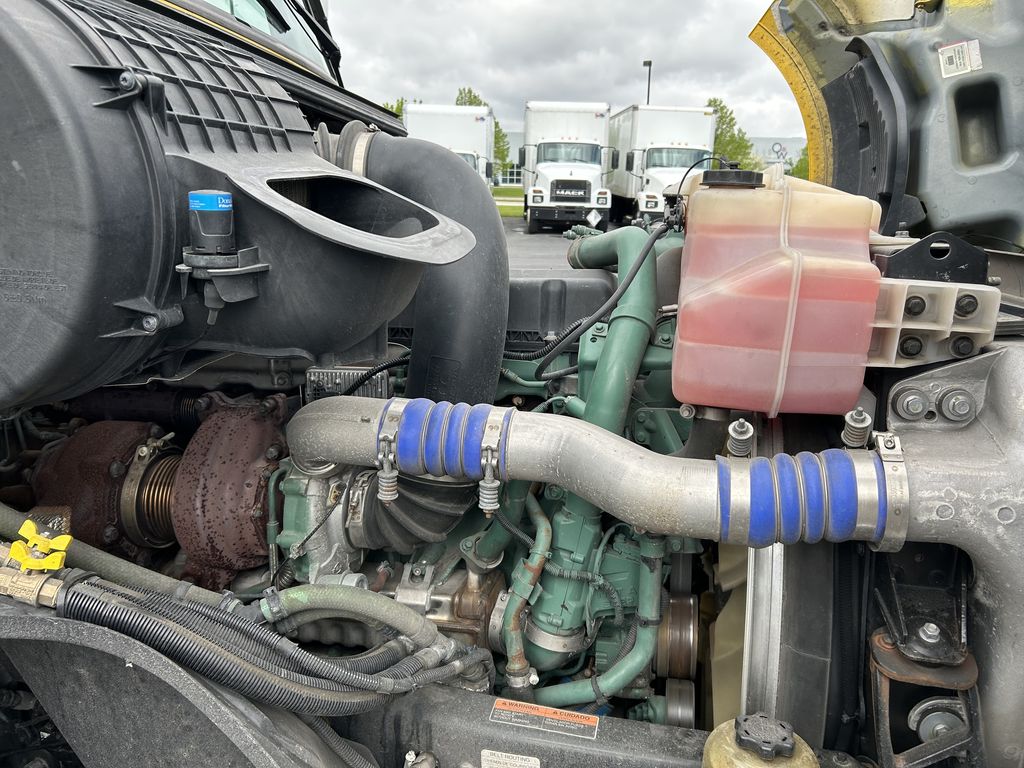 Slide images of 2023 VOLVO VNL64T760