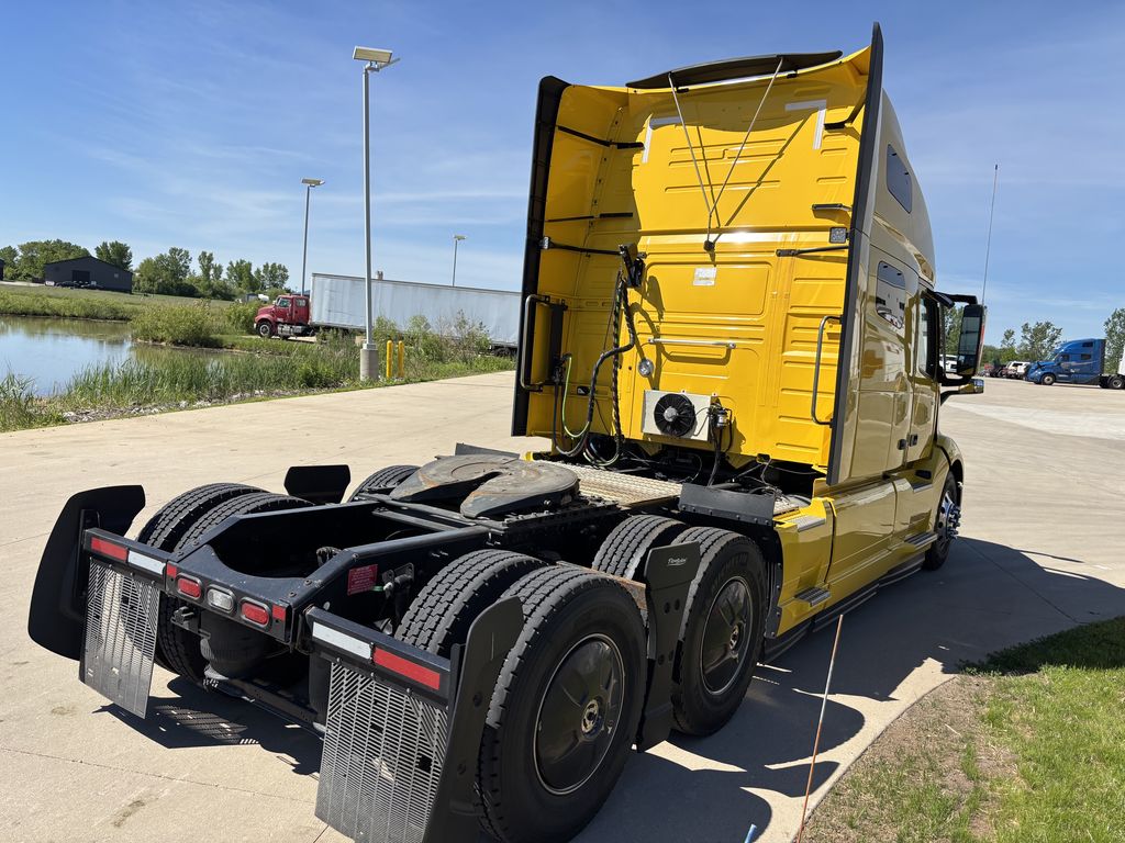 Slide images of 2023 VOLVO VNL64T760