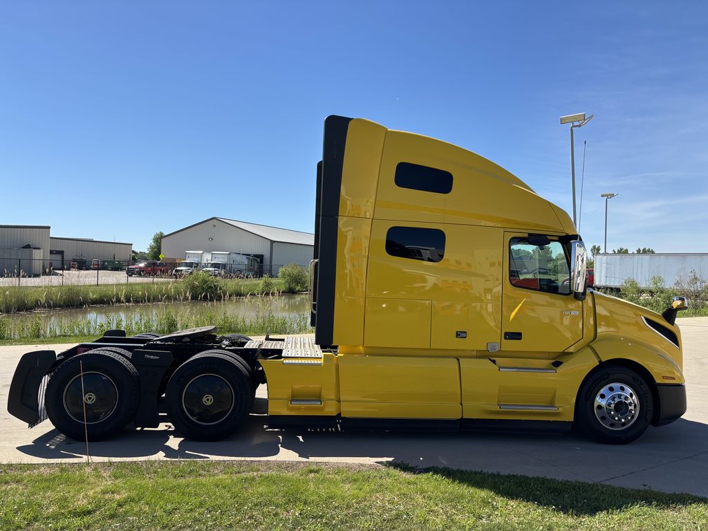 Slide images of 2023 VOLVO VNL64T760