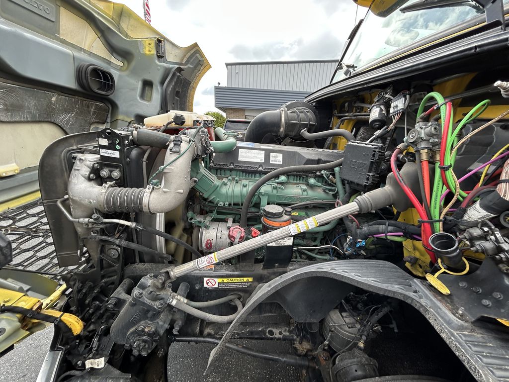 Slide images of 2023 VOLVO VNL64T760