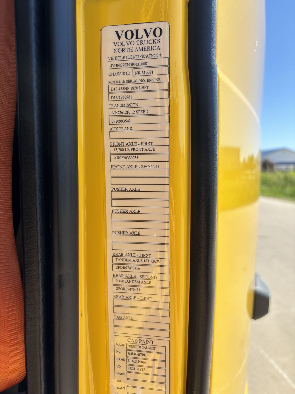Slide images of 2023 VOLVO VNL64T760
