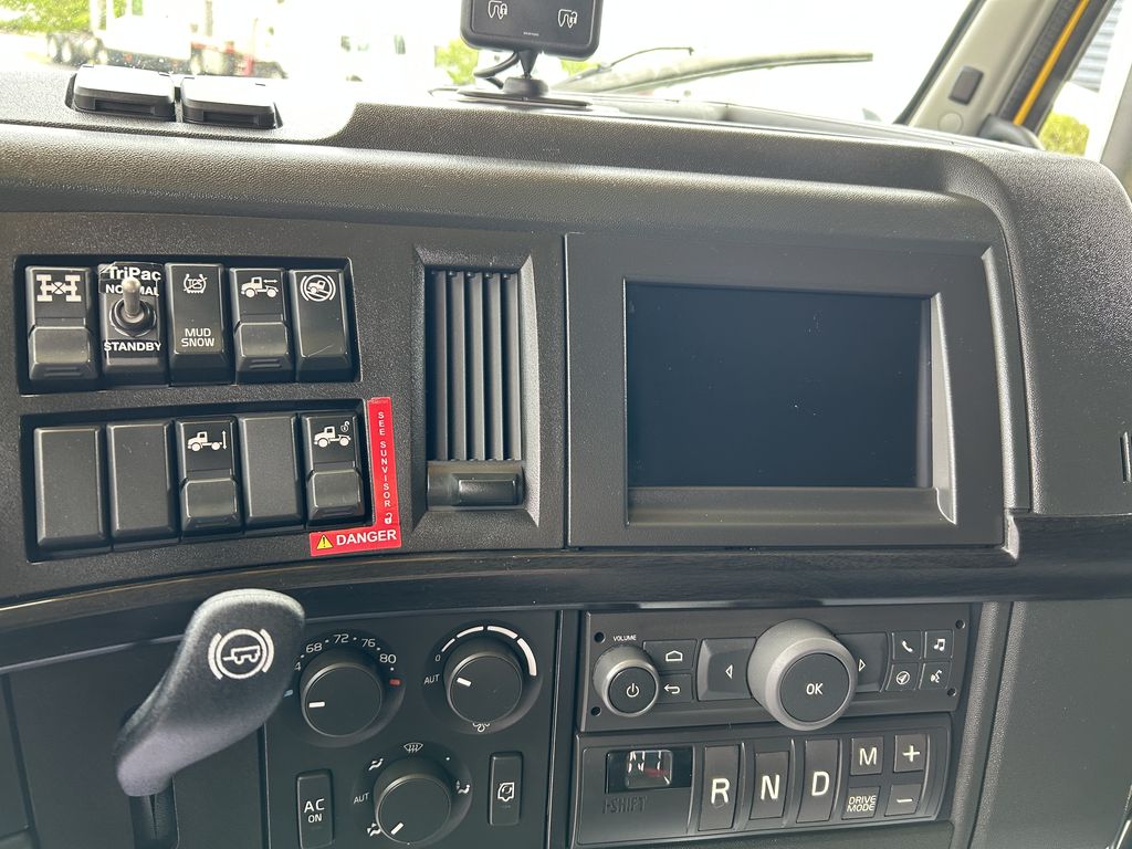 Slide images of 2023 VOLVO VNL64T760