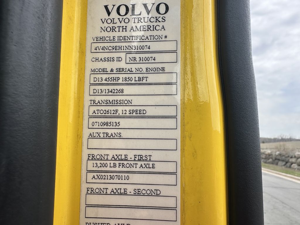 Slide images of 2022 VOLVO VNL64T760