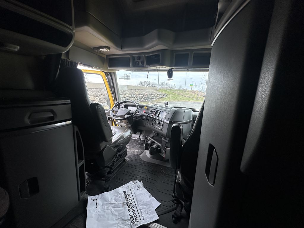 Slide images of 2022 VOLVO VNL64T760