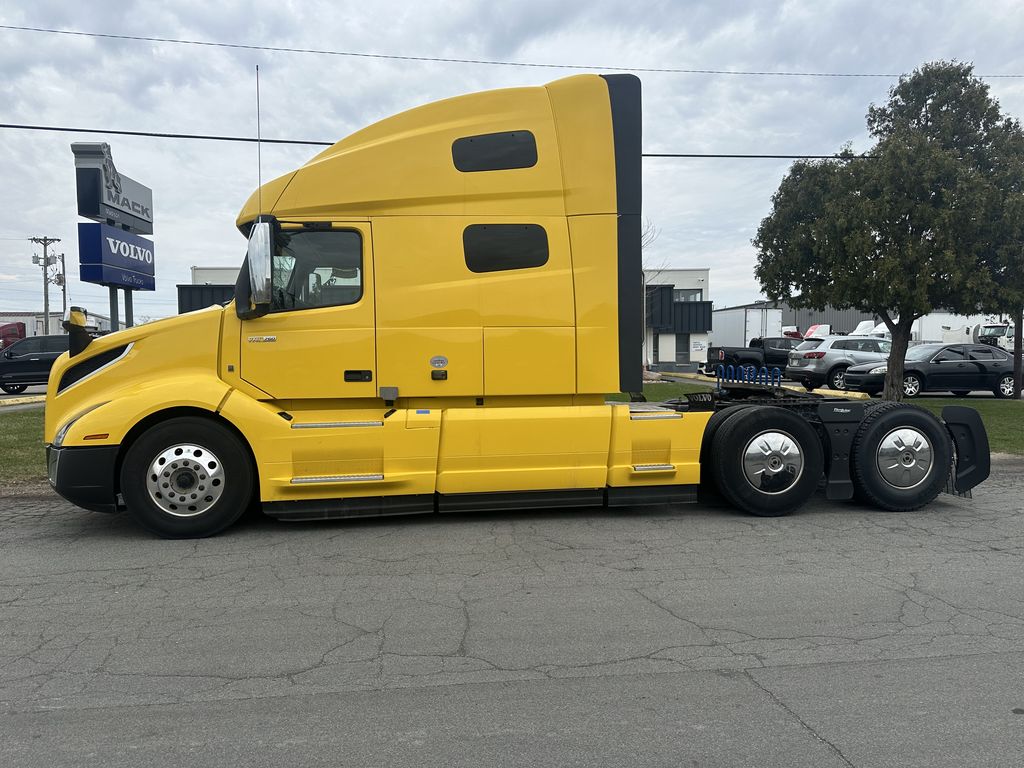 Slide images of 2022 VOLVO VNL64T760