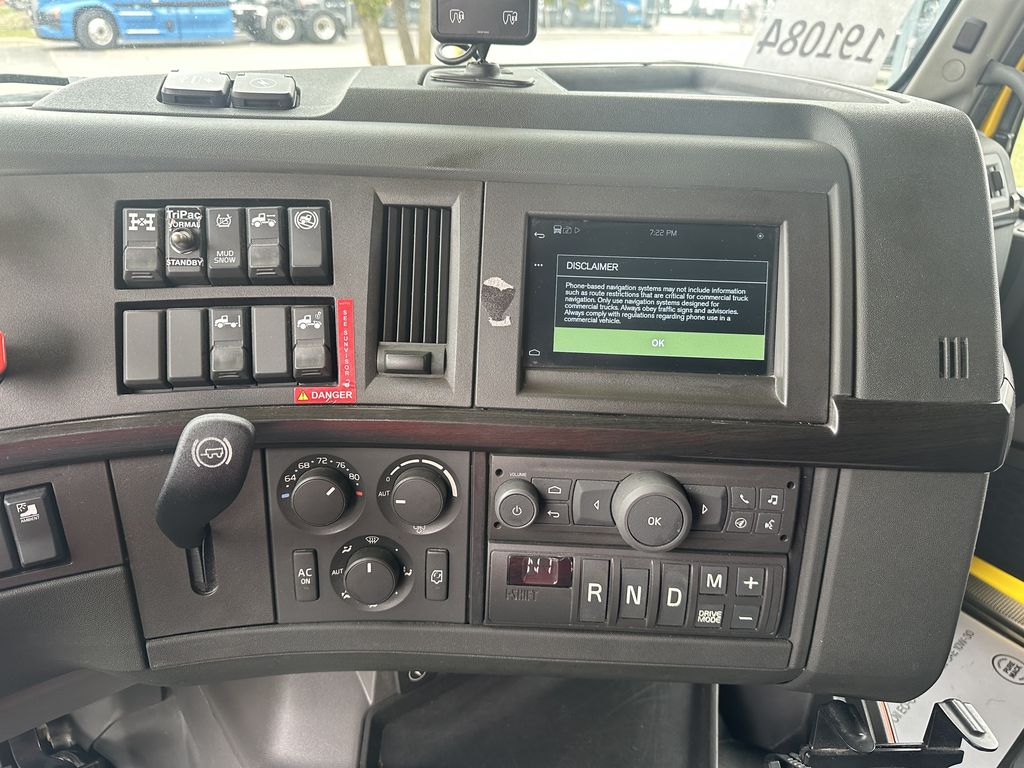 Slide images of 2022 VOLVO VNL64T760