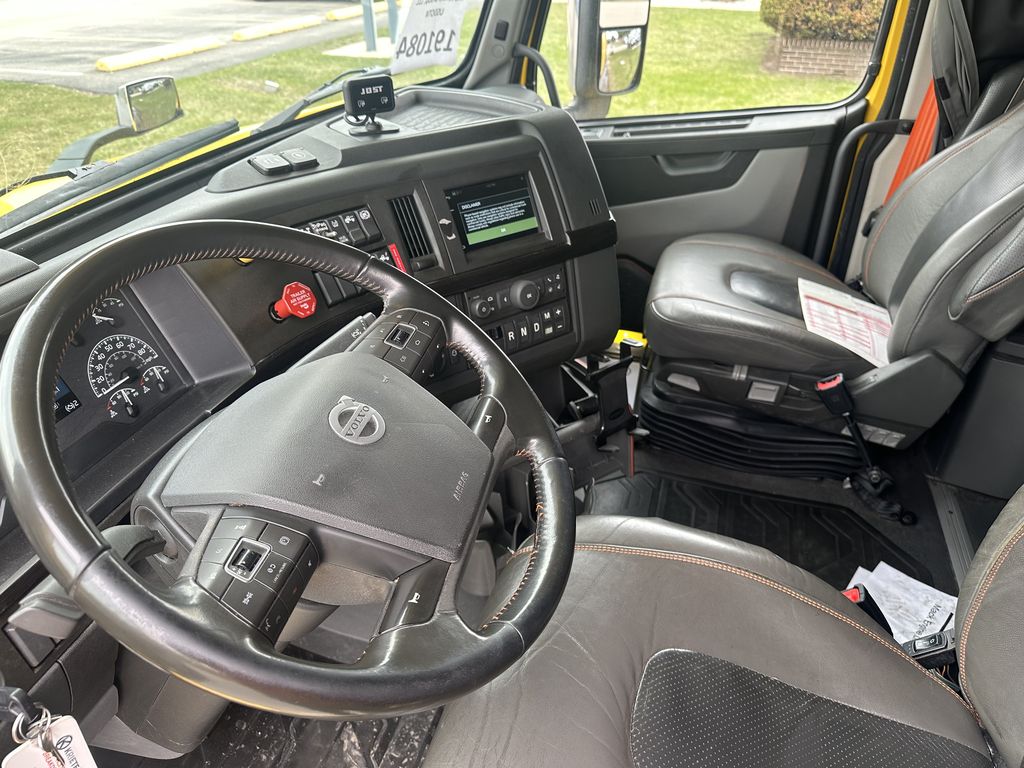 Slide images of 2022 VOLVO VNL64T760