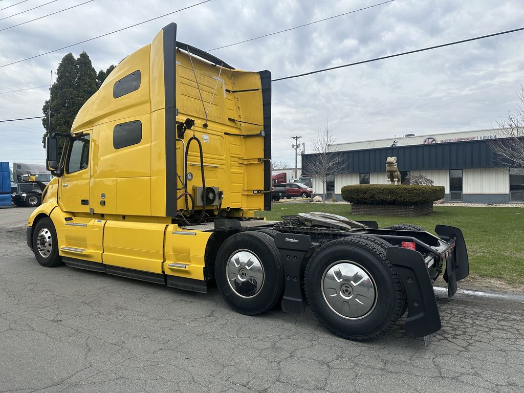 Slide images of 2022 VOLVO VNL64T760