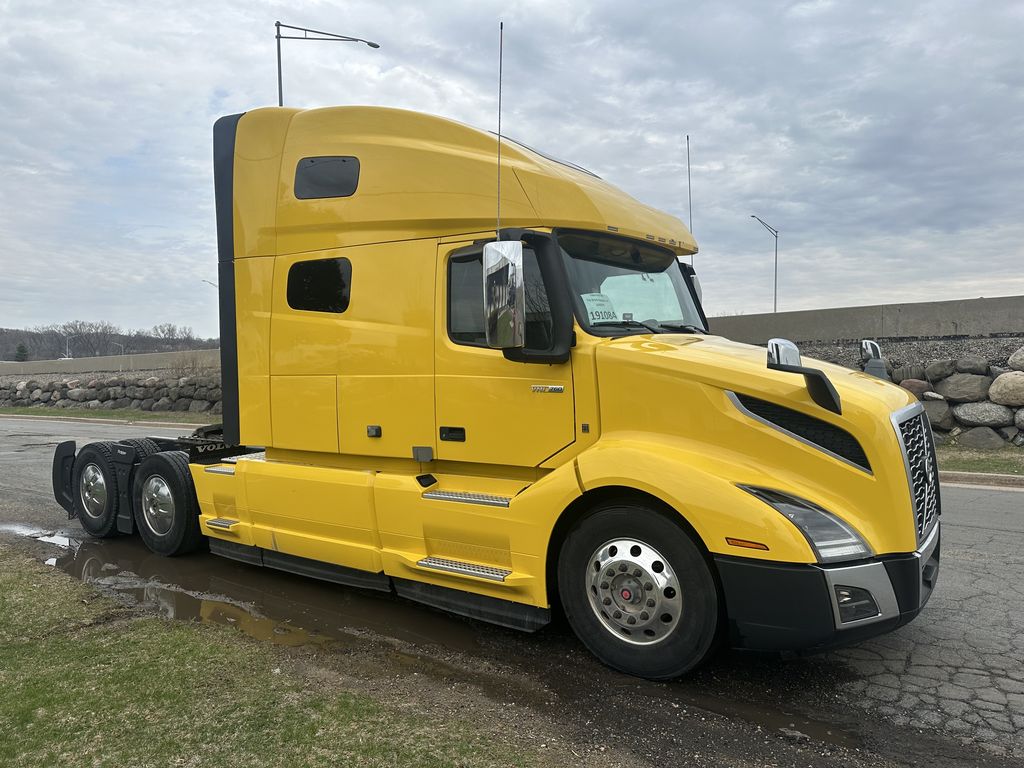 Slide images of 2022 VOLVO VNL64T760