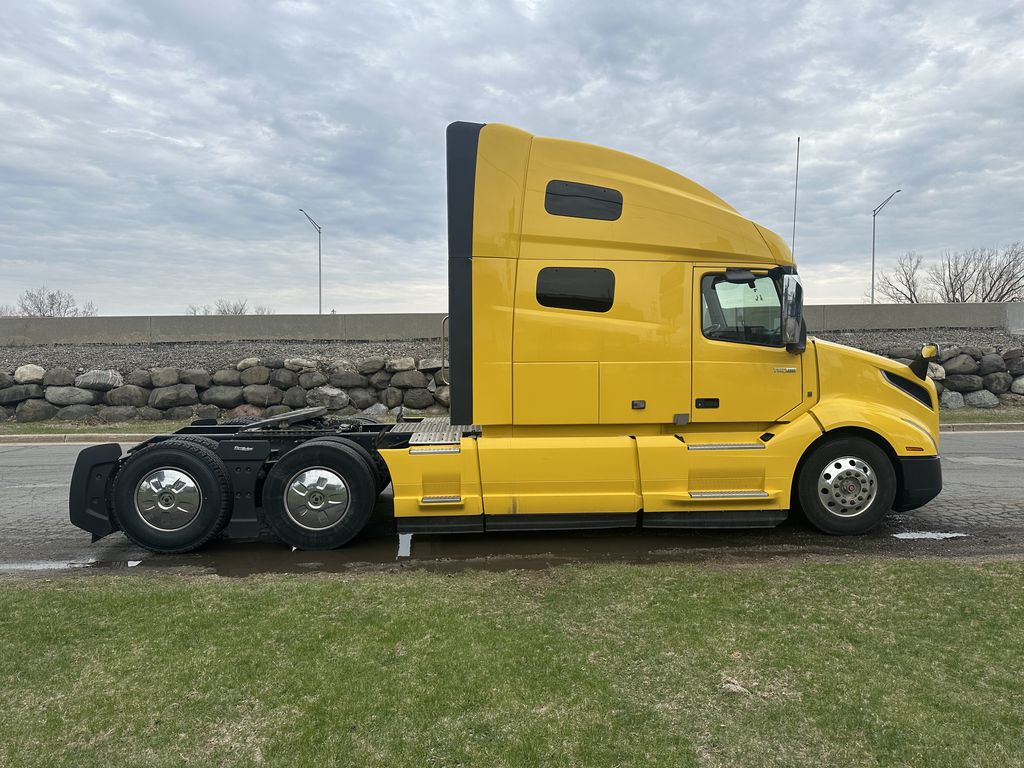 Slide images of 2022 VOLVO VNL64T760