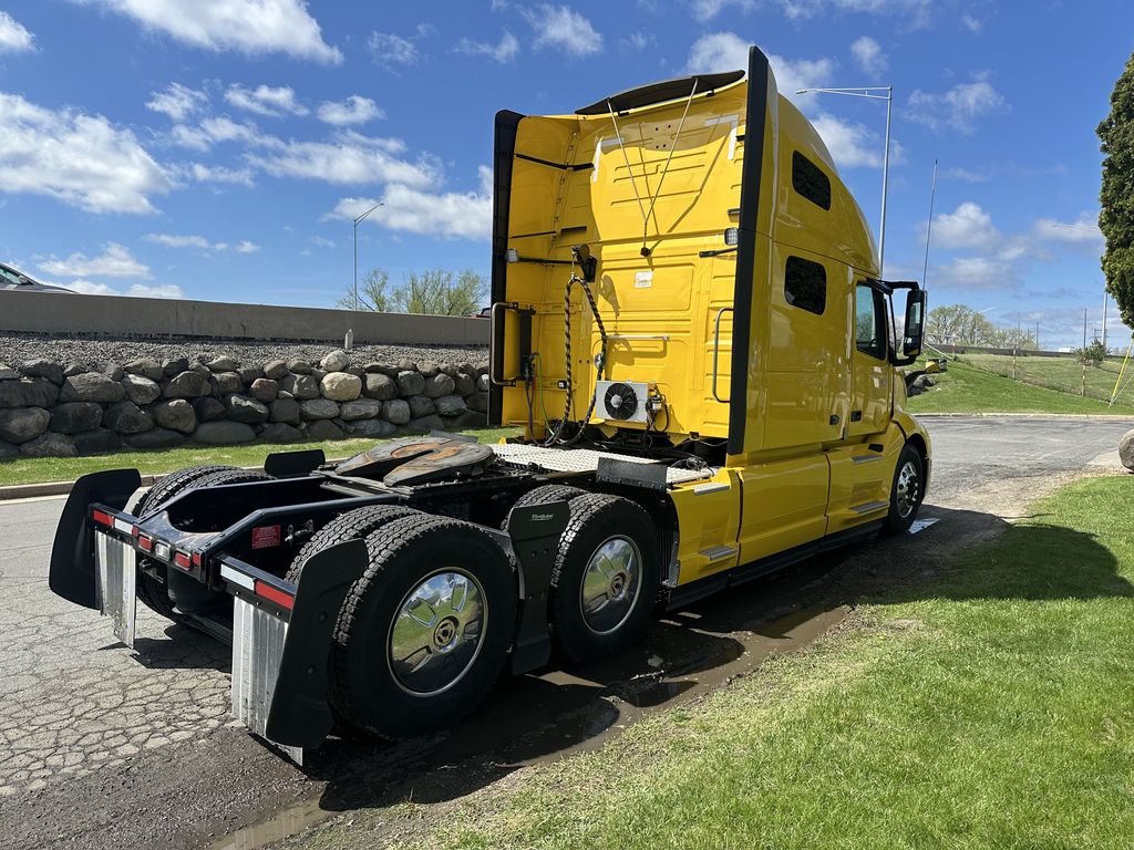 Slide images of 2022 VOLVO VNL64T760