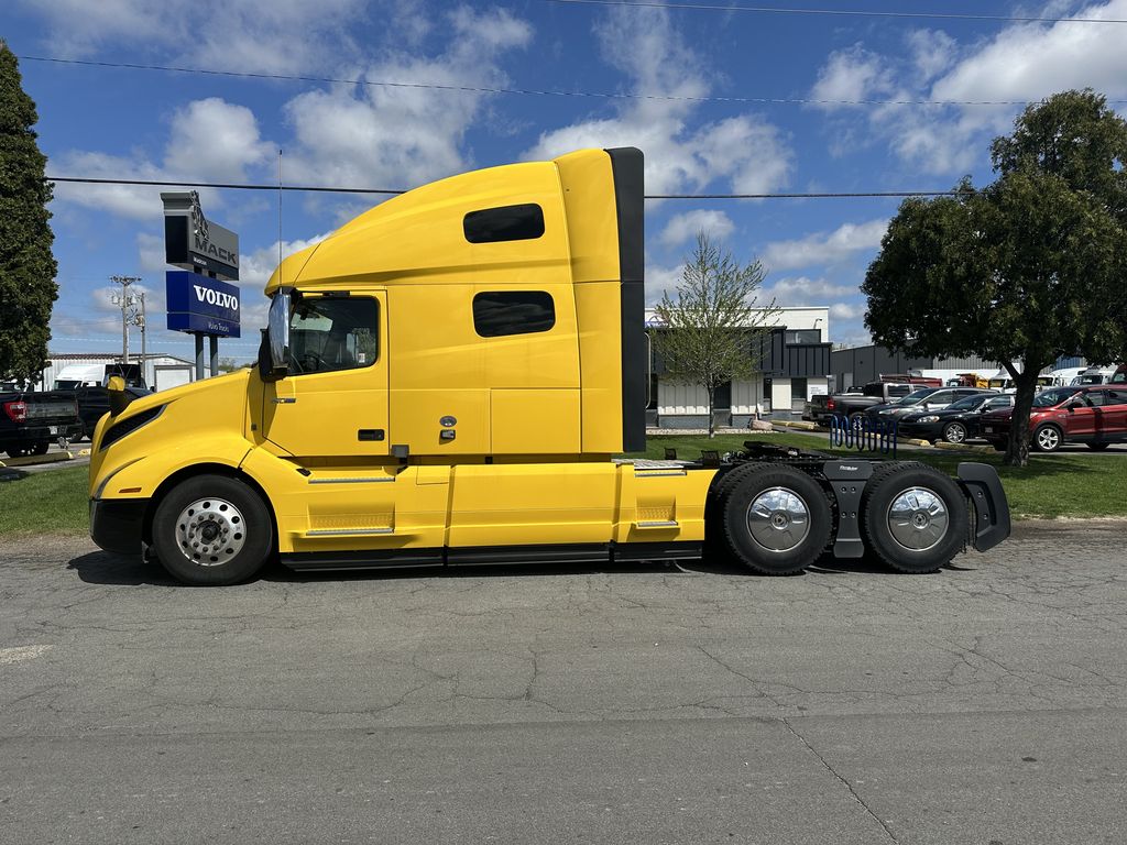 Slide images of 2022 VOLVO VNL64T760