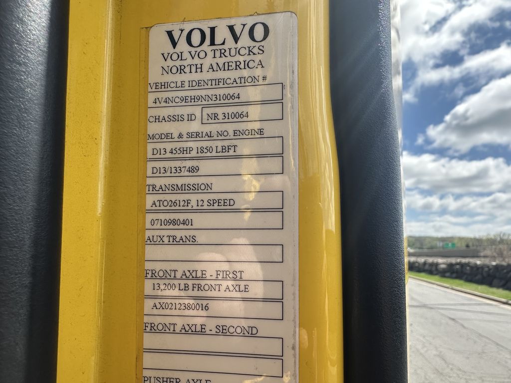 Slide images of 2022 VOLVO VNL64T760