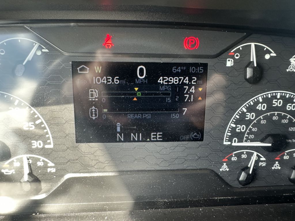 Slide images of 2022 VOLVO VNL64T760