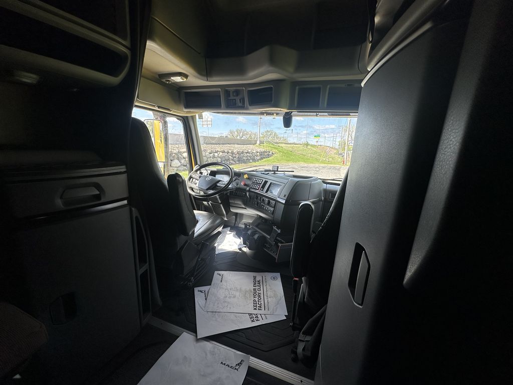 Slide images of 2022 VOLVO VNL64T760