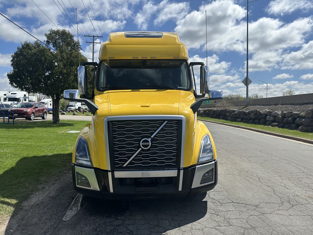 Slide images of 2022 VOLVO VNL64T760