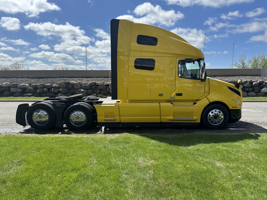 Slide images of 2022 VOLVO VNL64T760