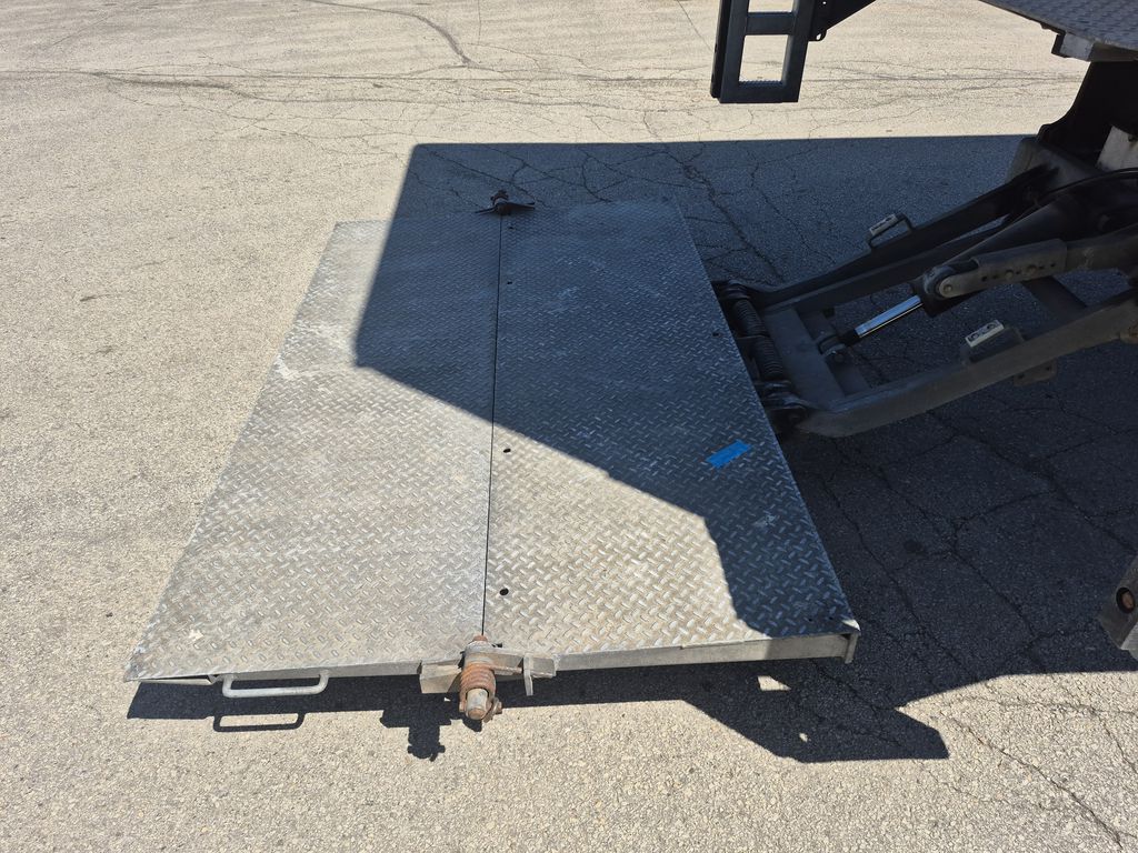 Slide images of 2021 MACK MD642