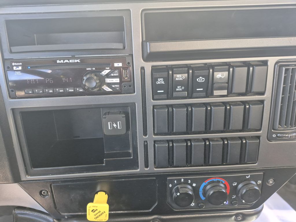 Slide images of 2021 MACK MD642